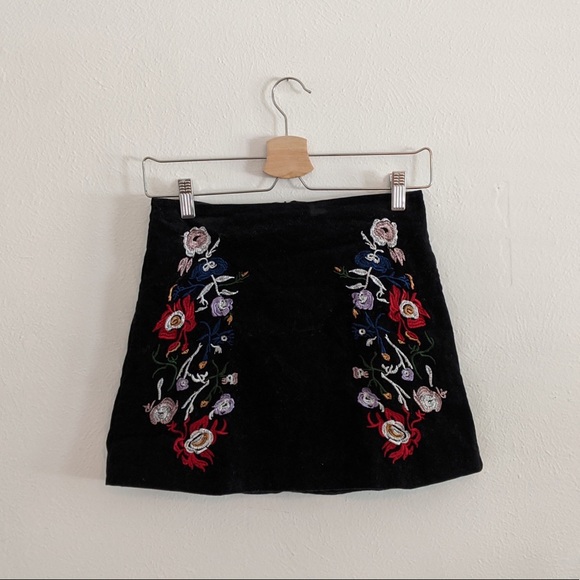 *NWOT* Embroidered skirts - Picture 3 of 3